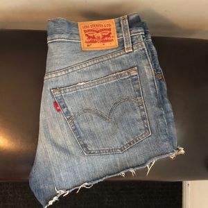 Levi’s lightwash shorts